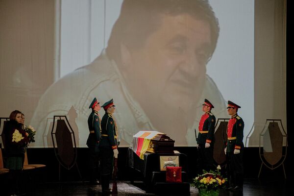 Похороны югоосетинского общественного деятеля и историка Алана Чочиева - Sputnik Южная Осетия