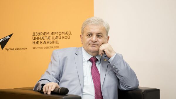Безусловная заслуга в становлении Южной Осетии: Гобозов об Алане Чочиеве - Sputnik Южная Осетия