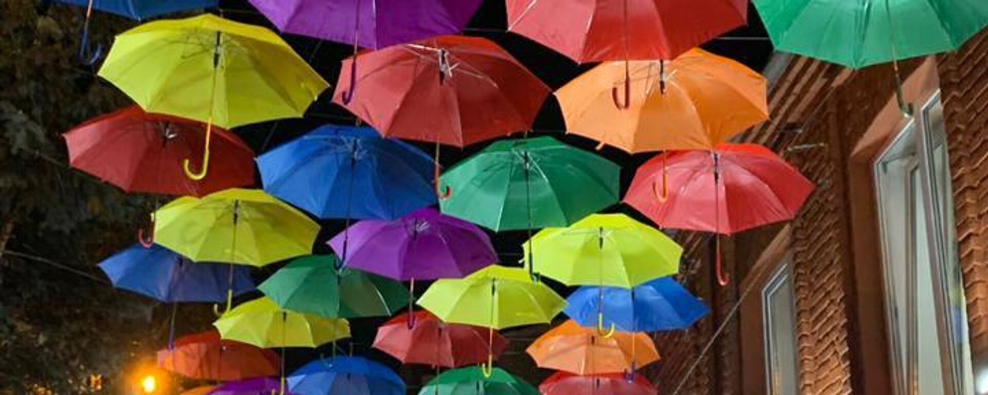 В центре Владикавказа появилась инсталляция в виде разноцветных зонтиков. - Sputnik Южная Осетия, 1920, 31.10.2022