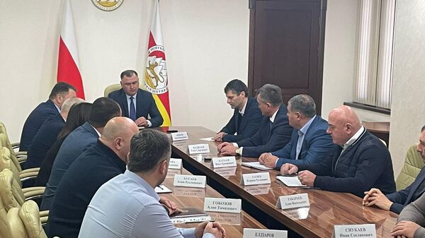 Алан Гаглоев провел встречу с главами районов Южной Осетии - Sputnik Южная Осетия