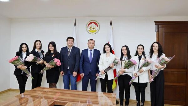 Президент Алан Гаглоев вручил государственные награды отличившимся работникам Управления государственной статистики - Sputnik Южная Осетия