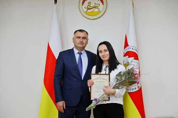 Президент Алан Гаглоев вручил государственные награды отличившимся работникам Управления государственной статистики - Sputnik Южная Осетия