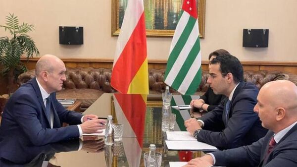 Встреча министра иностранных дел Республики Южная Осетия А.М. Джиоева и министра иностранных дел Республики Абхазия И.Б. Ардзинба - Sputnik Южная Осетия