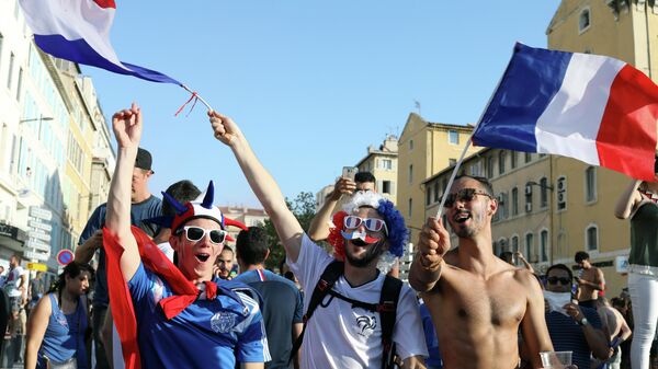  Болельщики в Марселе радуются победе сборной Франции - Sputnik Южная Осетия