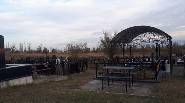  Работники управления благоустройства города Цхинвал убирают Згудерское кладбище - Sputnik Южная Осетия