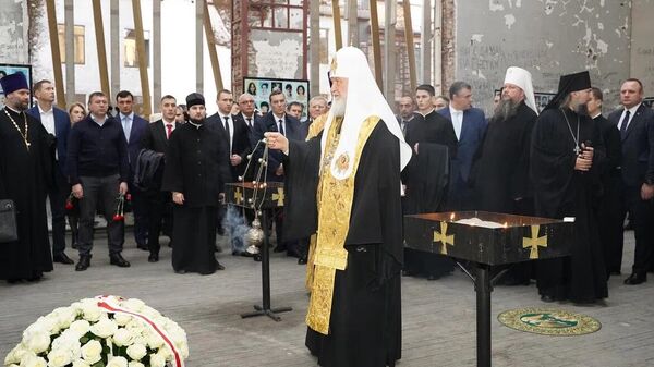 Патриарх Кирилл отслужил заупокойную литию у поклонного креста на месте теракта - Sputnik Южная Осетия