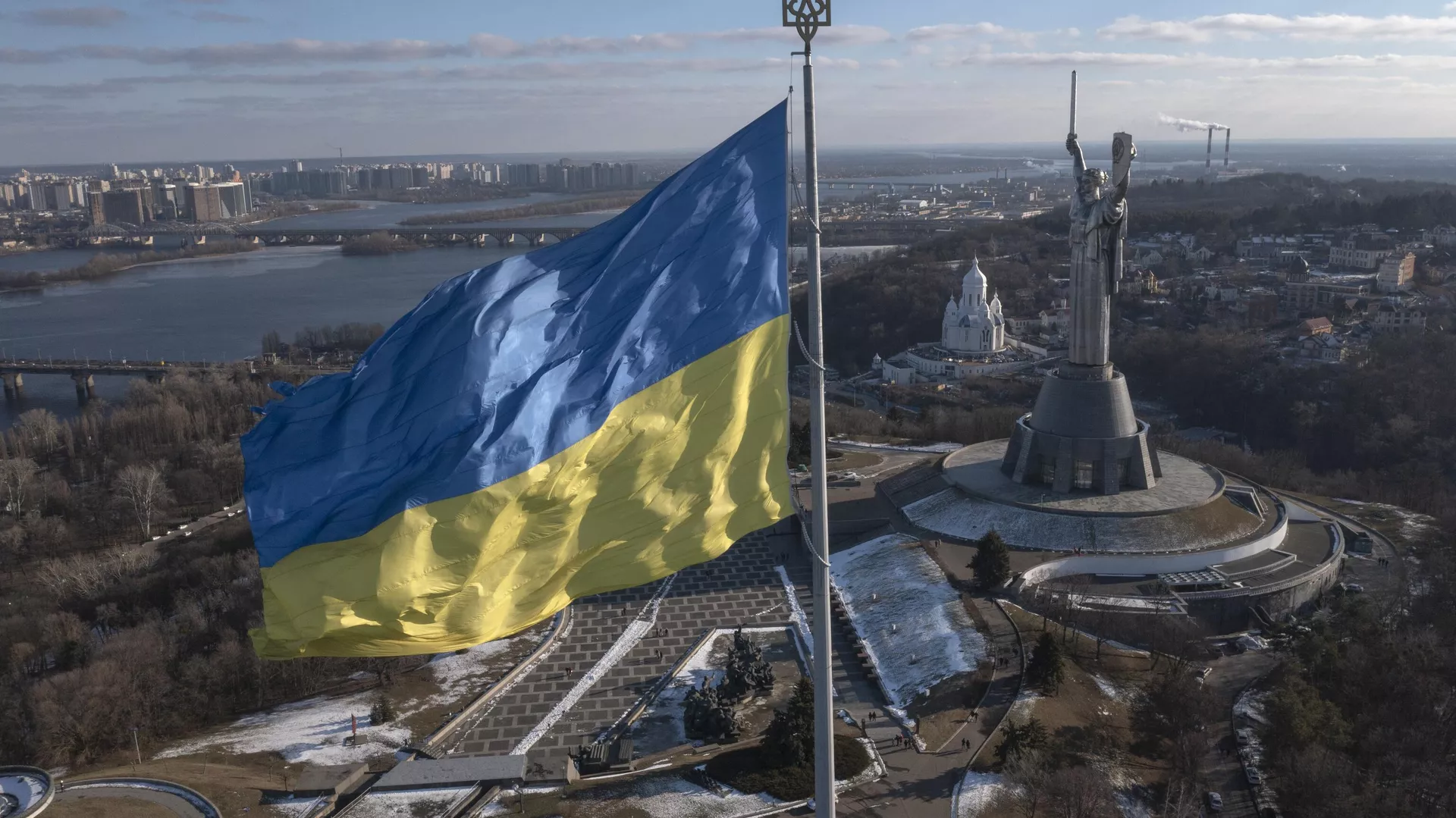 Монумент Родина-мать в Киеве. Архивное фото