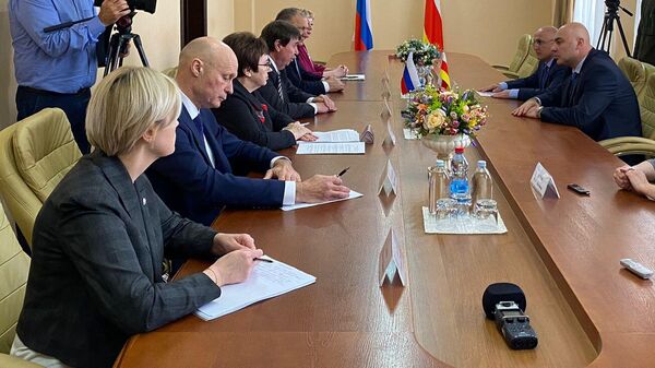 В Цхинвале проходит встреча представителей Совфеда РФ и парламента Южной Осетии - Sputnik Южная Осетия