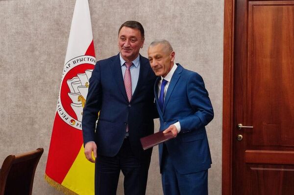 В Цхинвале наградили сотрудников аппарата правительства - Sputnik Южная Осетия