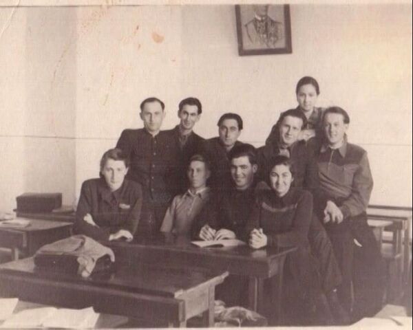 Людвиг Чибиров в институтские годы (третий слева в первом ряду) - Sputnik Южная Осетия