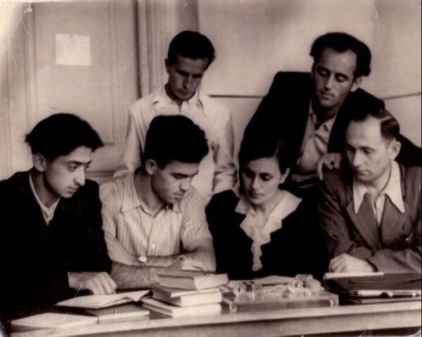 Людвиг Чибиров в институтские годы (второй слева в первом ряду) - Sputnik Южная Осетия