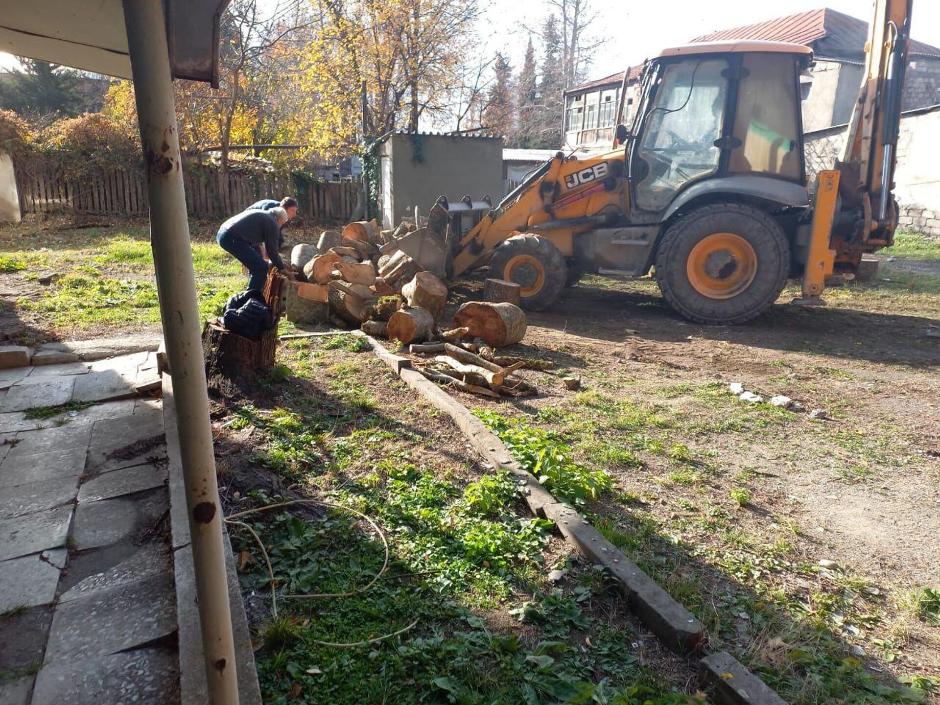Малоимущие семьи Ленингорского района получили дрова на зиму - Sputnik Южная Осетия, 1920, 22.11.2022