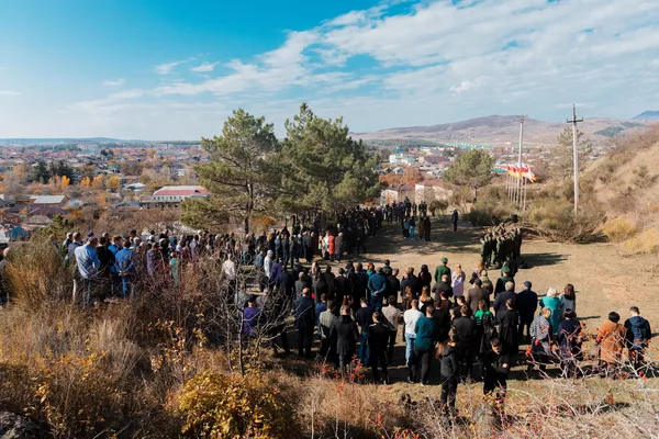Митинг, посвященный Дню мужества и народного единства, собрал у въезда в город Цхинвал сотни людей. - Sputnik Южная Осетия