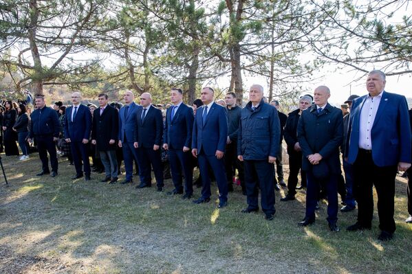 Памятное мероприятие посетили руководство республики и горожане. - Sputnik Южная Осетия