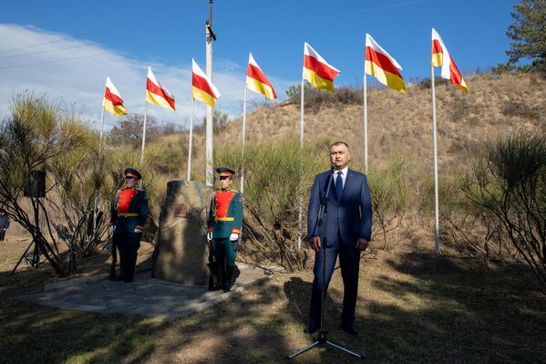 Президент Южной Осетии Алан Гаглоев выступает на митинге на Присской возвышенности. - Sputnik Южная Осетия