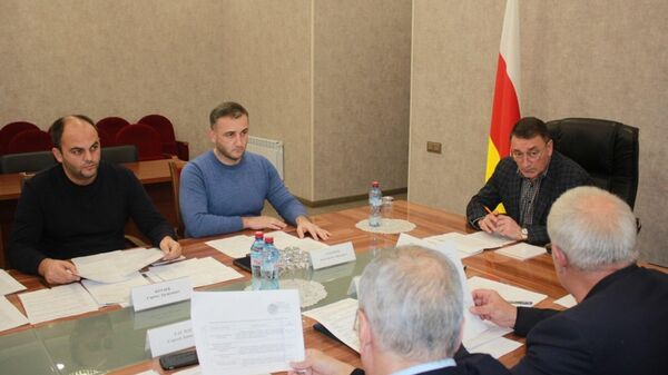 Константин Джуссоев провел совещание штаба по контролю за ходом реализации Инвестпрограммы - Sputnik Южная Осетия