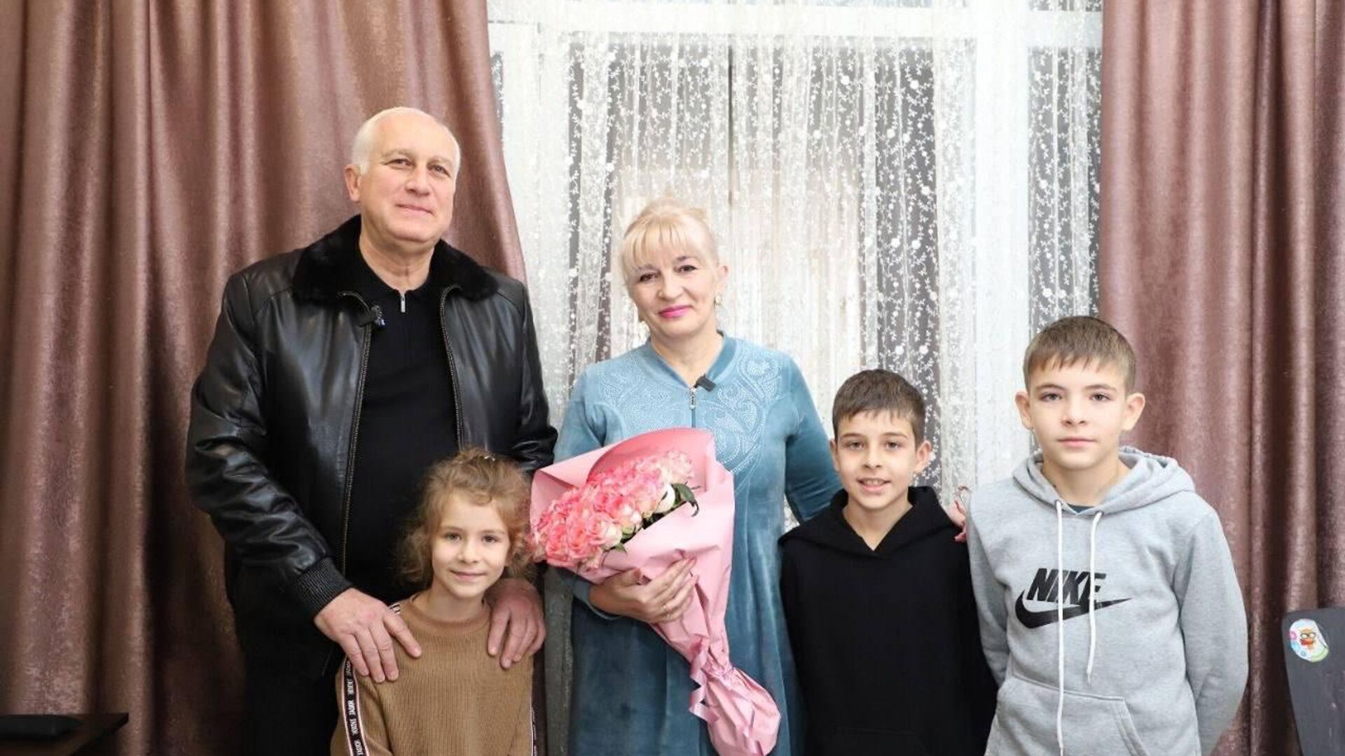 Глава администрации Владикавказа накануне Дня матери поздравил мать двоих участников СВО - Sputnik Южная Осетия, 1920, 26.11.2022