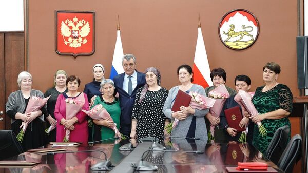 Глава РСО – Алания Сергей Меняйло поздравил многодетных матерей Северной Осетии - Sputnik Южная Осетия