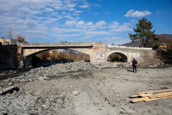 В Цхинвале началась реконструкция Старого моста. Вопрос работ на объекте не раз обсуждался в правительстве и парламенте республики из-за общественного резонанса. В Цхинвале началась реконструкция Старого моста. Вопрос работ на объекте не раз обсуждался в правительстве и парламенте республики из-за общественного резонанса. - Sputnik Южная Осетия