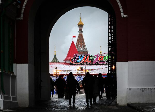 Ежегодный ГУМ-Каток на Красной площади открылся уже в семнадцатый раз. - Sputnik Южная Осетия