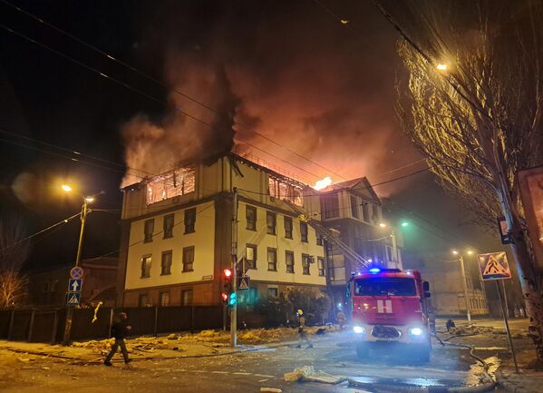 Пожар в здании, возникший в результате ночного обстрела Донецка - Sputnik Южная Осетия