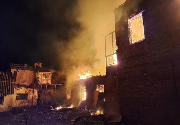 Пожар в здании, возникший в результате ночного обстрела Донецка - Sputnik Южная Осетия