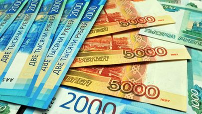 Банкноты номиналом 1000, 2000 и 5000 рублей. Архивное фото