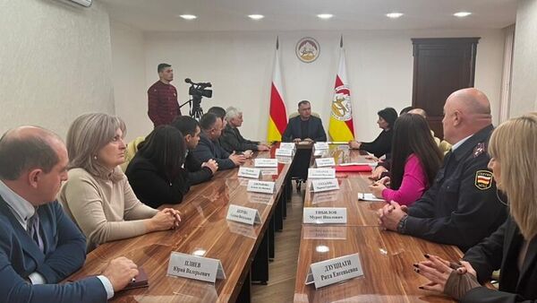 Встреча с членами общественной комиссии по жилищным вопросам - Sputnik Южная Осетия