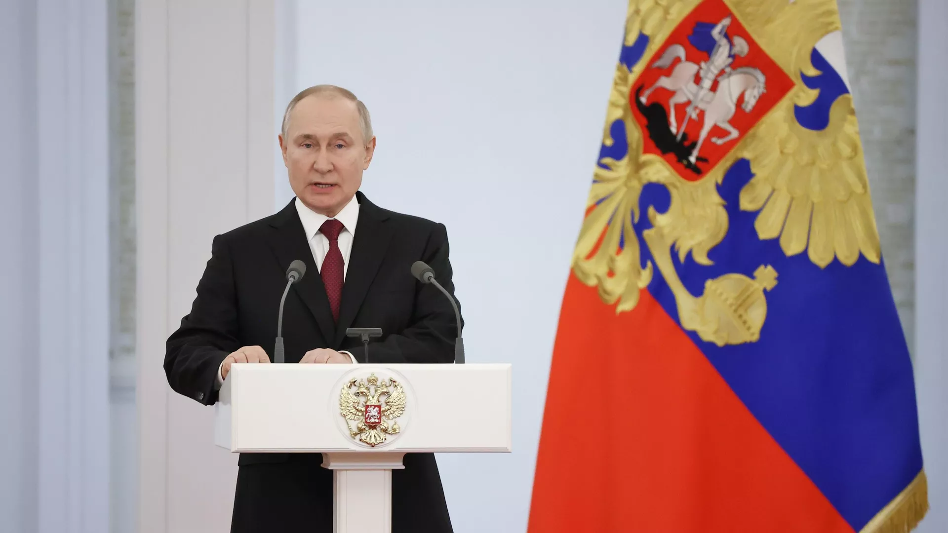 Президент РФ В. Путин вручил Героям России медали Золотая Звезда