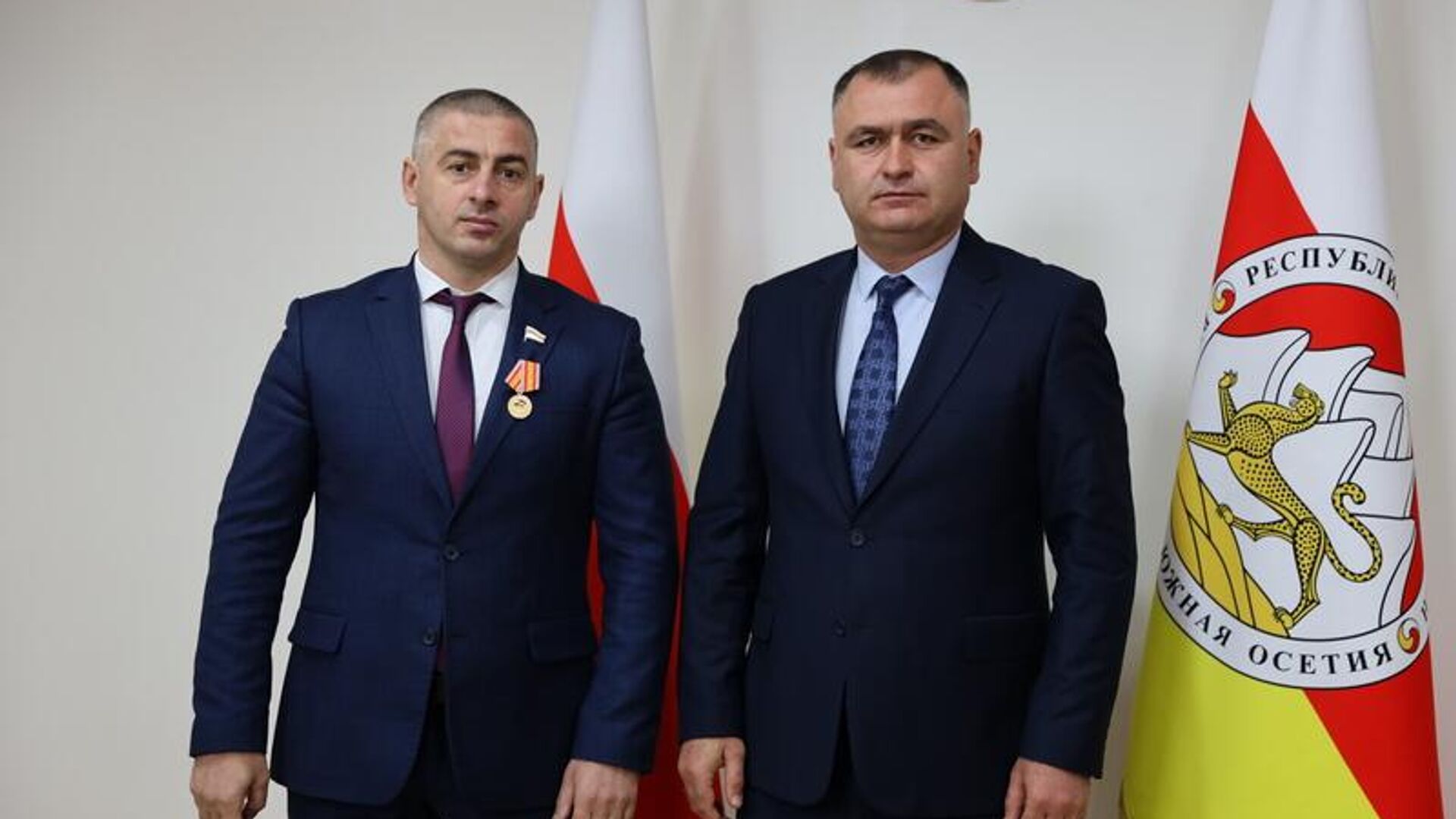 Алан Гаглоев наградил сотрудников аппарата парламента - Sputnik Южная Осетия, 1920, 09.12.2022