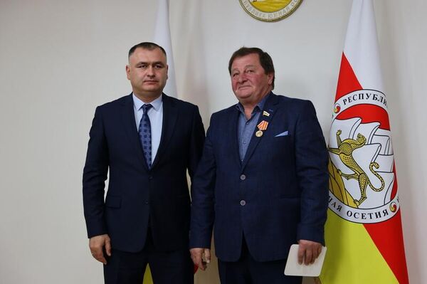 Алан Гаглоев наградил сотрудников аппарата парламента - Sputnik Южная Осетия