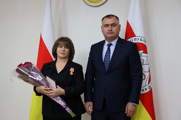 Алан Гаглоев наградил сотрудников аппарата парламента - Sputnik Южная Осетия