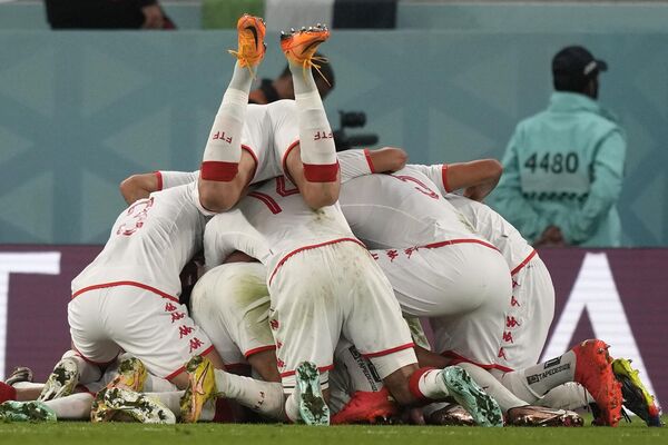 Футболисты Туниса празднуют победу на ЧМ по футболу в Катаре - Sputnik Южная Осетия