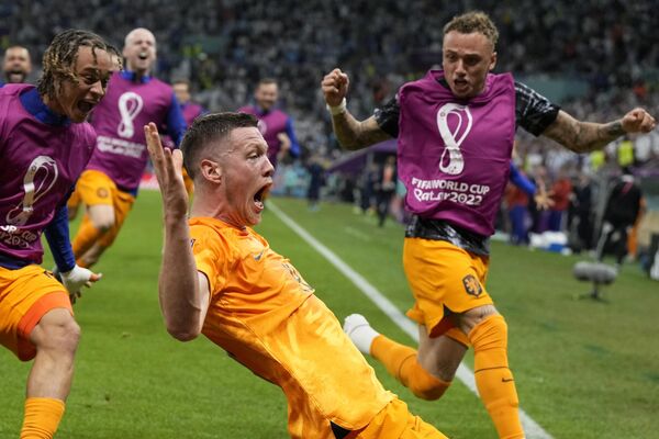 Центровой сборной Нидерландов Воут Вегхорст празднует победу на ЧМ по футболу в Катаре - Sputnik Южная Осетия