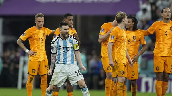 Аргентинец Лионель Месси празднует победу перед игроками Нидерландов на ЧМ в Катаре - Sputnik Южная Осетия