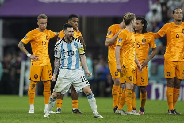 Аргентинец Лионель Месси празднует победу перед игроками Нидерландов на ЧМ в Катаре - Sputnik Южная Осетия