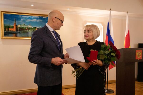 Награждение Залины Тедеевой и Роберта Кулумбегова медалью Министерства культуры РФ - Sputnik Южная Осетия
