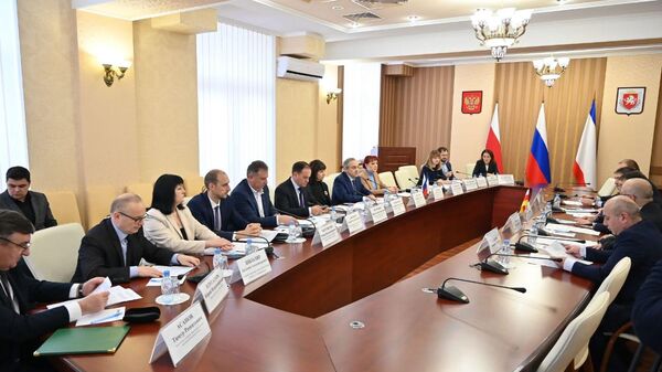 В Крыму состоялось расширенное совещание правительственной делегации Южной Осетии с представителями Совета министров региона - Sputnik Южная Осетия