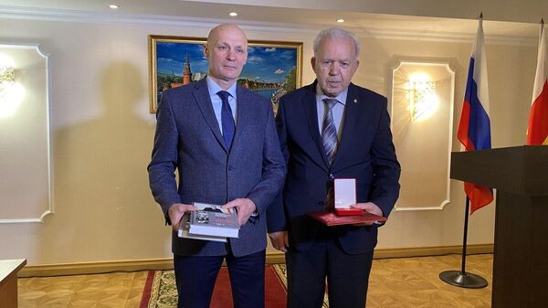 Посол России в Южной Осетии наградил Людвига Чибирова памятной медалью - Sputnik Южная Осетия
