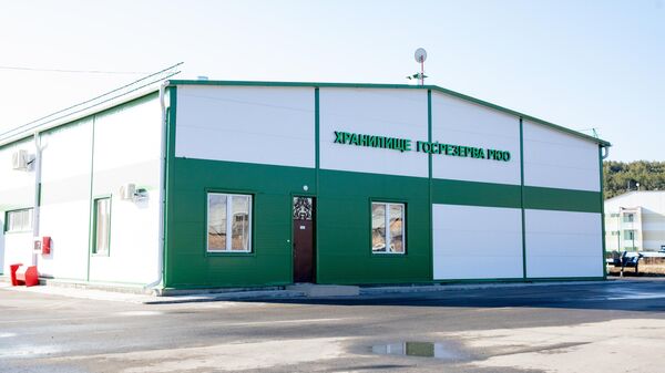 Передача продуктов питания и спецтехники в хранилище государственного резерва Южной Осетии - Sputnik Южная Осетия