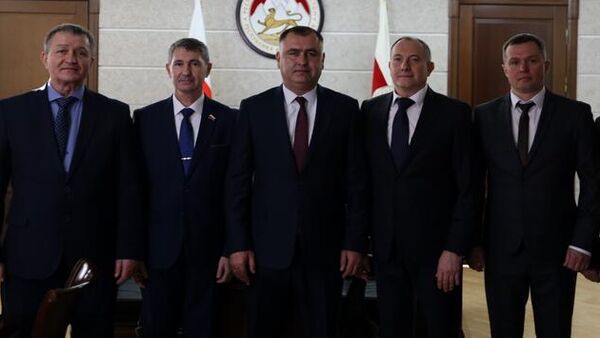 Президент Алан Гаглоев принял делегацию из Карачаево-Черкесской Республики, прибывшую в Цхинвал с рабочим визитом. - Sputnik Южная Осетия