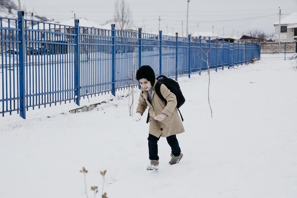 Школьник после уроков  - Sputnik Южная Осетия