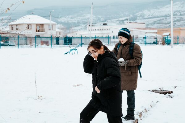 Школьники играют в снежки после уроков  - Sputnik Южная Осетия