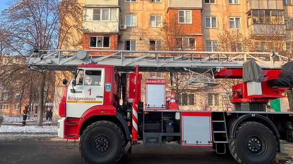 Во Владикавказе сотрудники МЧС спасли двух человек из горящей многоэтажки - Sputnik Южная Осетия