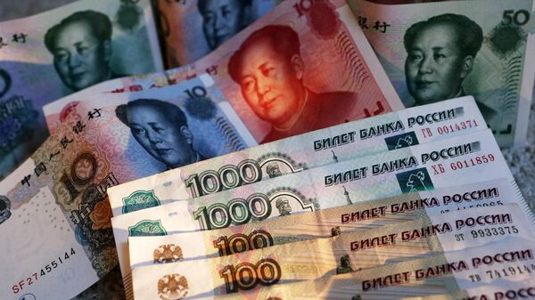 Китайские банкноты номиналом в 100, 50, 20, 10 и 5 юаней и российские 1000 и 100 рублевые купюры. - Sputnik Южная Осетия