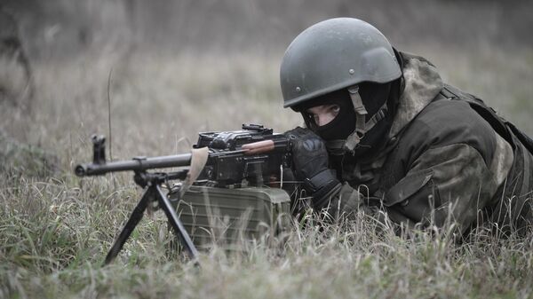 Военнослужащий во время обучения мобилизованных элитными подразделениями ВДВ на одном из полигонов в Запорожской области. - Sputnik Южная Осетия