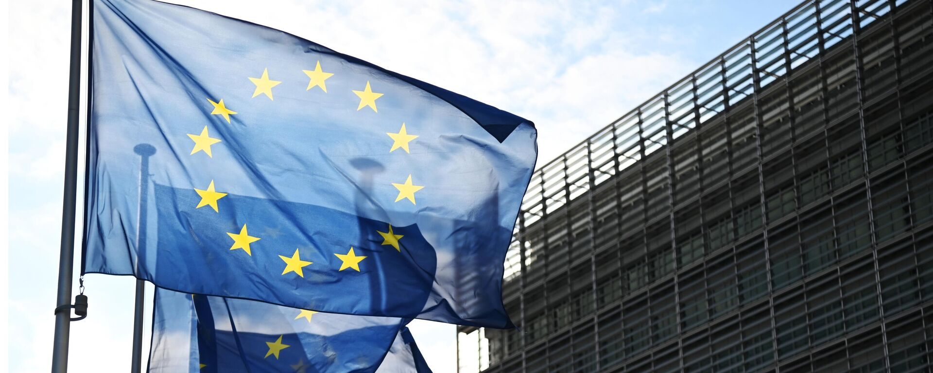 Флаги с символикой Евросоюза у здания Еврокомиссии в Брюсселе. - Sputnik Южная Осетия, 1920, 21.04.2023