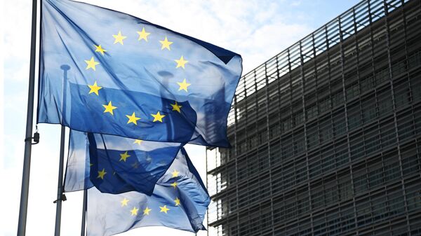 Флаги с символикой Евросоюза у здания Еврокомиссии в Брюсселе. - Sputnik Южная Осетия