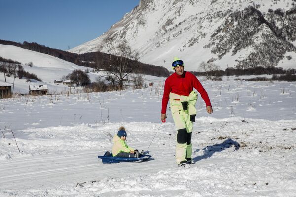 Здесь можно покататься не только на лыжах и сноуборде, но и на санках. - Sputnik Южная Осетия