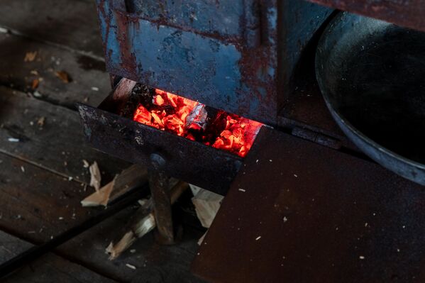 Рядом со спуском оборудовано помещение, где можно погреться у дровяной печи и выпить чай.  - Sputnik Южная Осетия